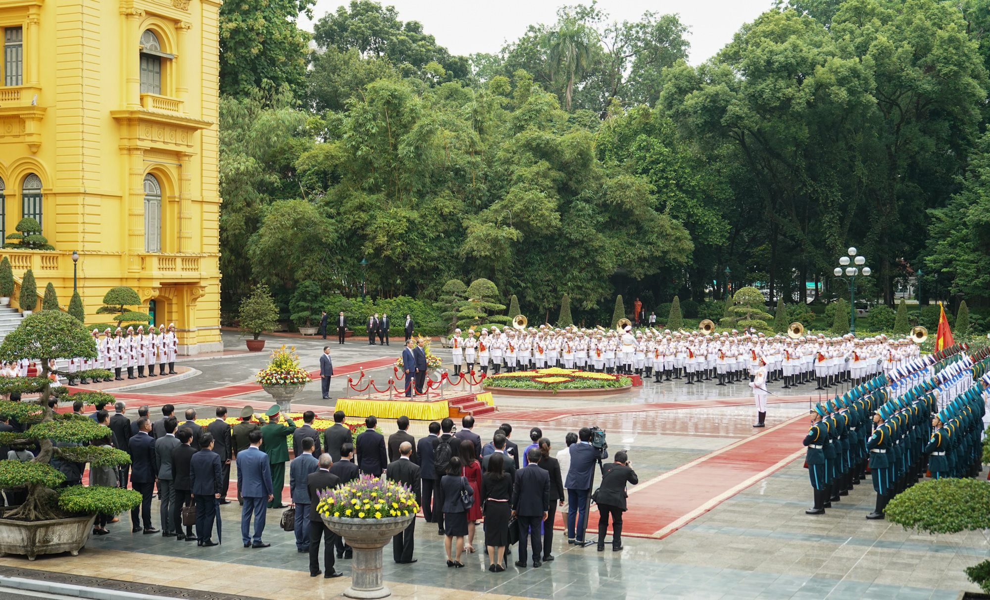 Đây là chuyến thăm nước ngoài đầu tiên của Thủ tướng Suga Yoshihide, diễn ra một tháng sau khi nhậm chức và là lần thứ hai liên tiếp một Thủ tướng mới của Nhật Bản chọn Việt Nam là nước đi thăm đầu tiên sau khi nhậm chức - Ảnh: VGP.
