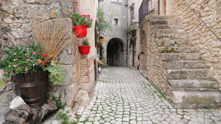 Cư dân suy giảm và lão hóa là vấn đề của làng Santo Stefano và nhiều làng quê khác ở Italy hiện nay - Ảnh: Getty/CNBC.