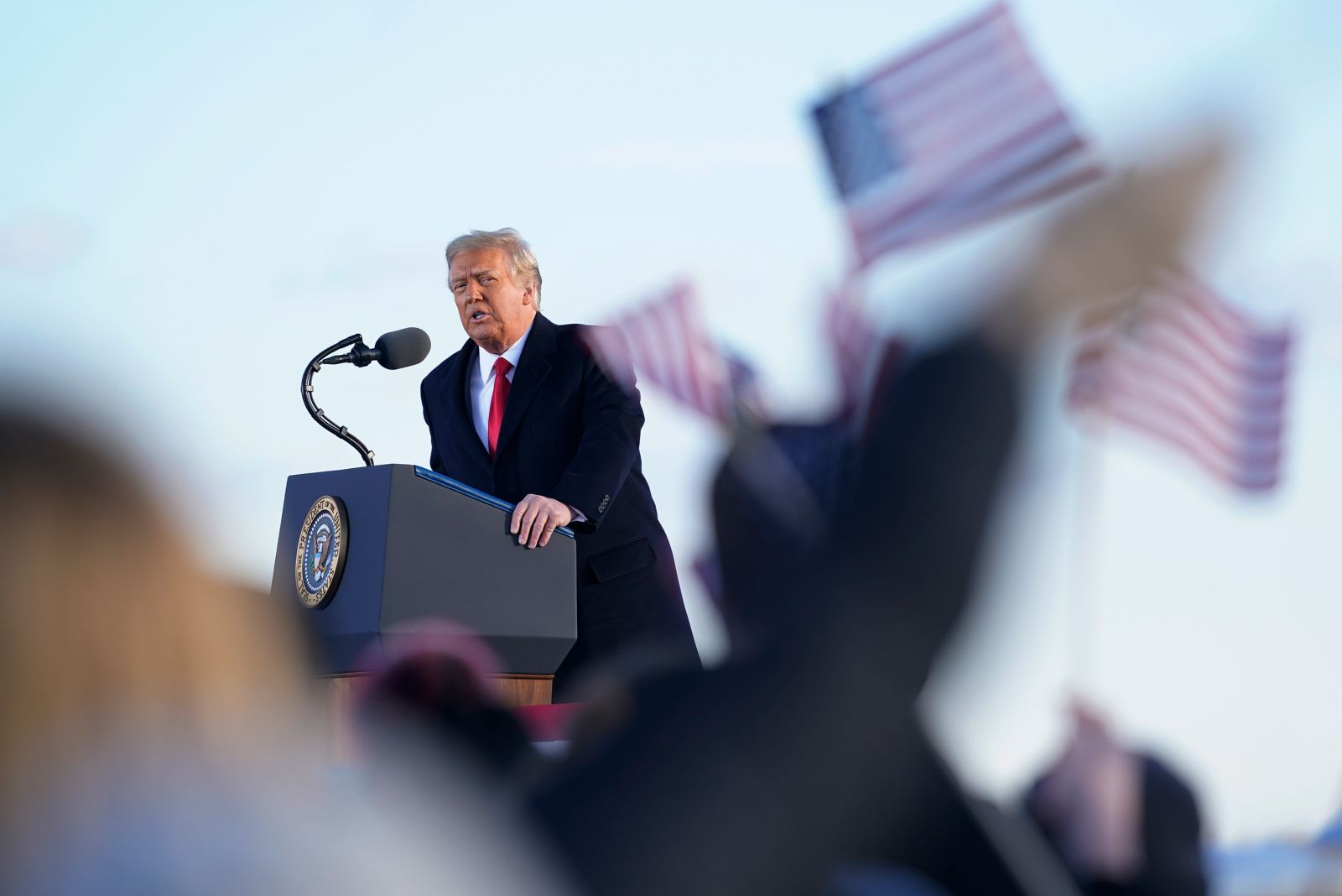 Trước đó, sáng 20/1, tại căn cứ quân sự Andrews, ông Donald Trump có bài phát biểu chia tay trước khi lên máy bay di chuyển tới Florida. “Tôi sẽ luôn chiến đấu vì các bạn