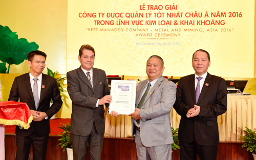 Ông Marcus&nbsp; H. Langston - Giám đốc châu Á Tạp chí Euromoney trao chứng nhận công ty được quản lý tốt nhất châu Á cho ông Lê Phước Vũ - Chủ tịch Hội đồng Quản trị Tập đoàn Hoa Sen.
