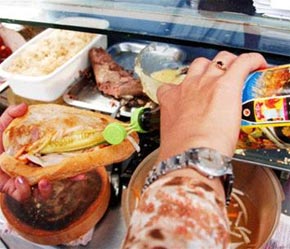 Một người bán bánh mì ở Tp.HCM vẫn dùng nước tương của Trường Thành - một trong mười cơ sở sản xuất nước tương có sản phẩm chứa 3-MCPD cao quá mức cho phép (chụp sáng 25/5) - Ảnh: TT.
