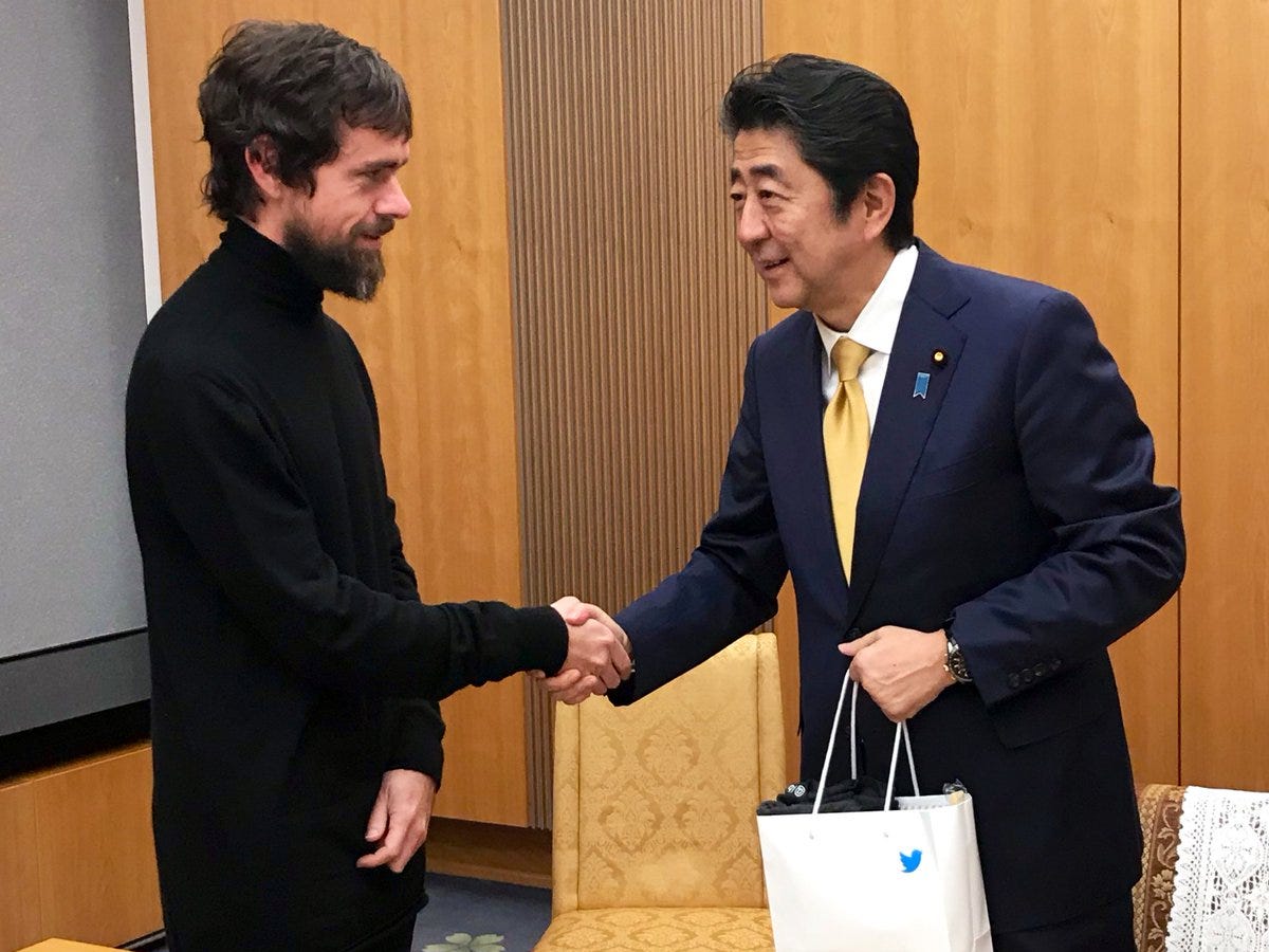 Dorsey thường xuy&ecirc;n đi du lịch khắp thế giới v&agrave; chụp ảnh chia sẻ l&ecirc;n trang Twitter c&oacute; 4 triệu người theo d&otilde;i của m&igrave;nh. Trong ảnh l&agrave; một dịp &ocirc;ng gặp cựu Thủ tướng Nhật Bản Shinzō Abe - Ảnh: Twitter