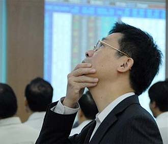Có thể nhiều nhà đầu tư đang tính tới kế hoạch bán ra, bảo toàn thành quả đã có được trong phiên tới - Ảnh: Tuổi trẻ