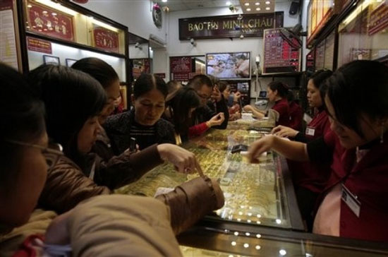 Giao dịch tấp nập tại một 6Pg88.con độc quyền mỗi ngày vàng ở Hà Nội, ngày 20/12 - Ảnh: Reuters.