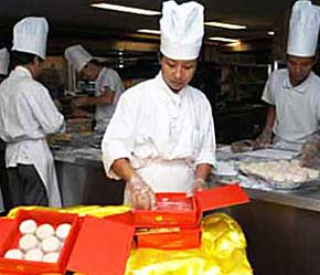 Công nhân tại Kinh Đô miền Bắc - một trong những công ty thực hiện chính sách đãi ngộ với cán bộ công nhân viên thông qua chương trình bán ưu đãi Pg88vnd dành cho Android và iOS tại Việt Nam.