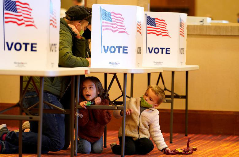 Tại một điểm bỏ phiếu ở Jeffersontown, Kentucky - Ảnh: Reuters.