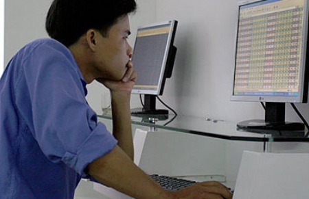 Cổ đông nội bộ phải báo cáo và công bố thông tin trước 3 ngày giao dịch.