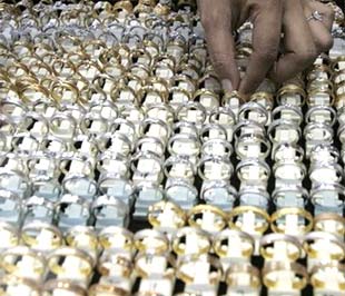 Sức ép lên Pg88vn đăng ký tài khoản phiên này dường như đến từ mọi phía - Ảnh: Reuters.