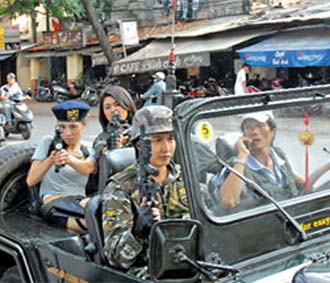 Những thành viên của “Đặc nhiệm anh hùng” diễu hành trên đường phố thuộc cư xá Bắc Hải, quận 10, Tp.HCM.