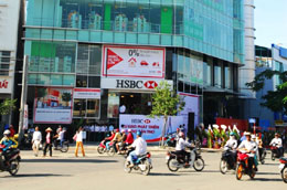 HSBC tiếp tục mở rộng mạng lưới lên 14 điểm giao dịch và 150 máy ATM trong năm 2010.