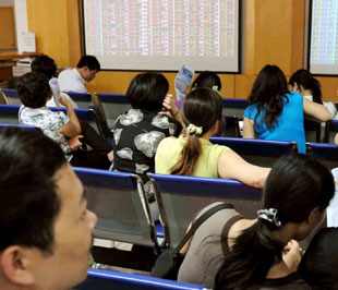 Thị trường vẫn chưa đến mức quá bi quan. Mức giảm điểm hôm nay trên cả hai sàn khá nhẹ, chưa xóa đi hết những gì đạt của phiên khởi sắc liền trước - Ảnh: Quang Liên.