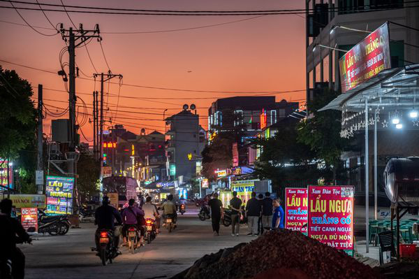 Một khu phố với nhiều quán ăn phục vụ công nhân ở Việt Yên -  Ảnh: Bloomberg.