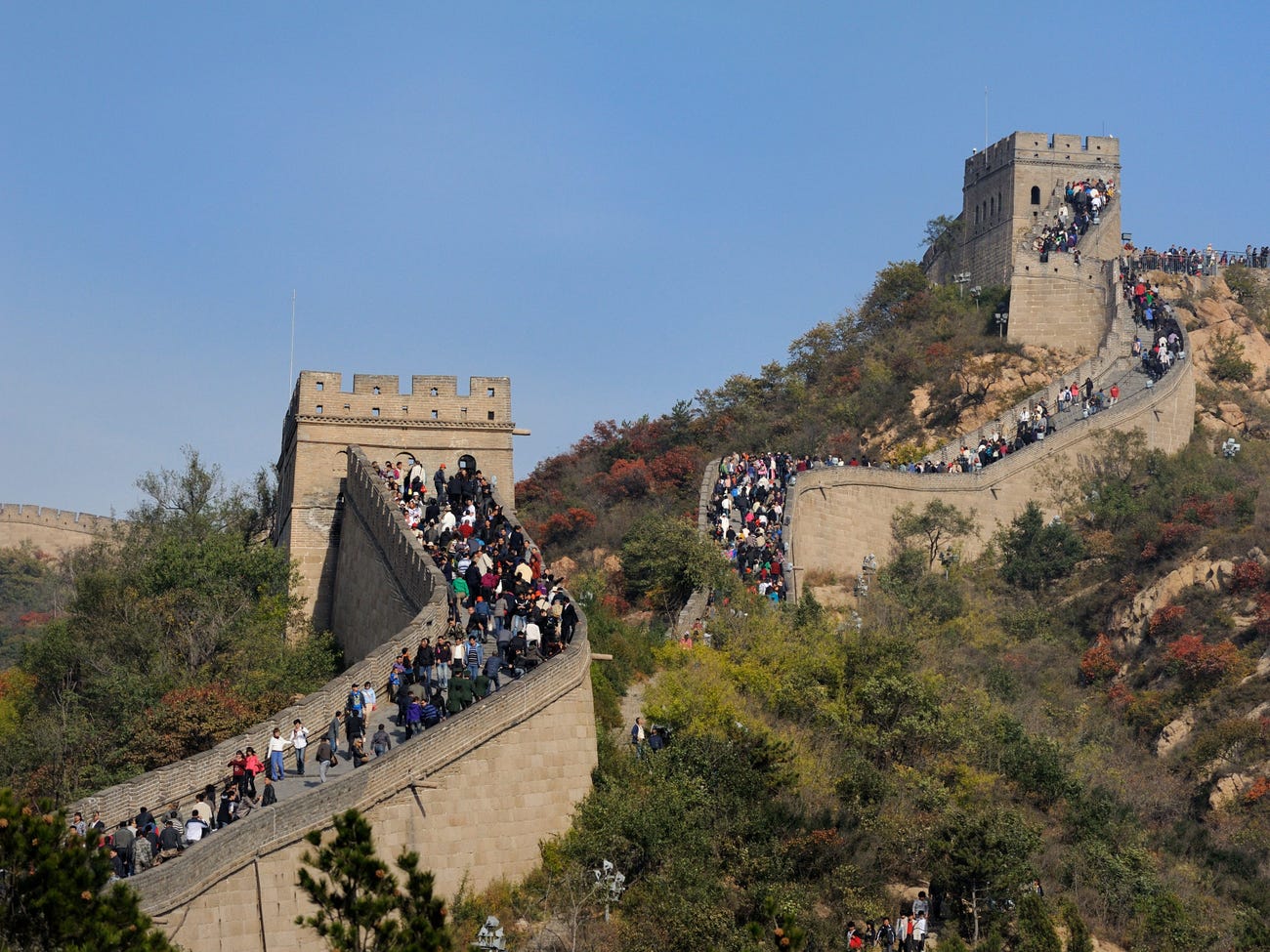 Theo tờ China Daily, Vạn Lý Trường Thành đón khoảng 10 triệu du khách mỗi năm, là một trong những điểm du lịch hút khách nhất tại Trung Quốc - Ảnh: Shutterstock