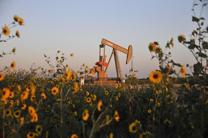 Một máy bơm dầu đang hoạt động ở một mỏ dầu thuộc bang Oklahoma, Mỹ tháng 9/2015 - Ảnh: Reuters.<br>