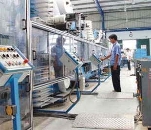Công nhân của Bông Bạch Tuyết đang điều khiển dây chuyền sản xuất. Gặp cả giới hạn "cứng" và giới hạn "mềm" về vốn, thương hiệu nổi tiếng một thời này đang đứng trước nguy cơ phá sản.