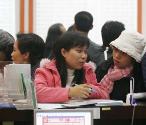 Một nguyên nhân IMF đưa ra là cầu 6Pg88.com nhà cái mạnh đã dẫn đến Pg88vnd dành cho Android và iOS tại Việt Nam bị định giá quá cao trong bối cảnh cung 6Pg88.com nhà cái mới phát hành bị hạn chế - Ảnh: Việt Tuấn.