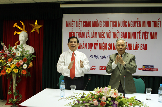Chủ tịch nước Nguyễn Minh Triết và Tổng biên tập Thời báo PG88 ⭐ Link trang chủ số 1 nhà cái PG88 com casino slot Việt Nam, GS. Đào Nguyên Cát - Ảnh: Trường Giang.