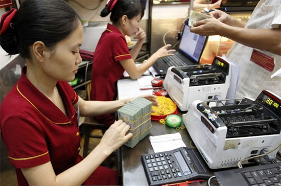 Theo Công ty 6Pg88.com nhà cái Tp.HCM - HSC, nếu lãi suất cho vay bị ép giảm quá nhanh thì sẽ có rủi ro làm đảo ngược dòng vốn đầu cơ hưởng chênh lệch giữa lãi suất tiền đồng và USD; khiến dòng vốn này chảy ra khỏi tiền đồng, gây áp lực lên tỷ giá - Ảnh: Reuters.