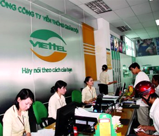 Hiện đang dẫn đầu về lượng thuê bao di động, ưu thế trong "cuộc chơi 100 triệu" đang có phần nghiêng về Vietel - Ảnh: Tuấn Linh.