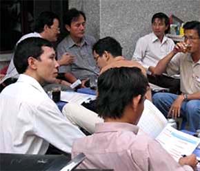 Các nhà đầu tư ngồi tràn ra vỉa hè đường Nguyễn Công Trứ - con đường tập trung nhiều sàn giao dịch tại Tp.HCM - để bàn luận, nghiên cứu thông tin 6Pg88.com nhà cái - Ảnh: TT.