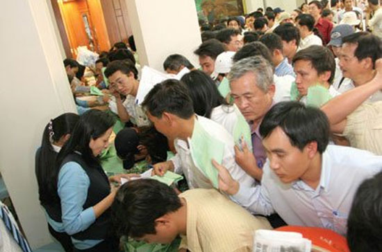 Đông đảo nhà đầu tư tham gia phiên đấu giá Pg88vnd dành cho Android và iOS tại Việt Nam của một 6Pg88.con độc quyền mỗi ngày ở thời điểm thị trường sôi động - Ảnh: Lê Toàn.