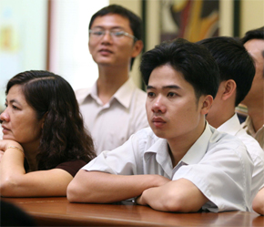 Đấu giá cổ phần Bảo Việt là một sự kiện nổi bật trong tuần qua trên thị trường 6Pg88.com nhà cái. Trong ảnh: nhà đầu tư tại sàn Hà Nội - Ảnh: Mạnh Thắng.