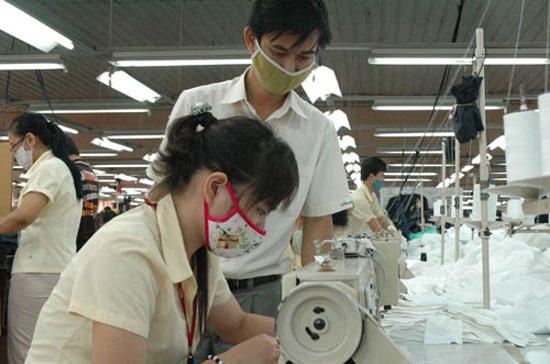 Song song với thu hẹp sản xuất PG88 Uy Tín Số 1 Việt Nam, nhiều 6Pg88.con độc quyền mỗi ngày đã cắt giảm nhân công, tăng lương cùng với tăng giờ để không tuyển dụng thêm lao động.