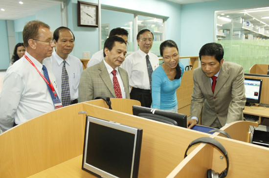 Thăm một phòng thực hành của trường Cao đẳng Nguyễn Tất Thành tại lễ quyết định đặt hàng và trao vốn các nhiệm vụ khoa học và Link Đăng Nhập PG88 Chính Thức 2026; của Bộ Công Thương. Ảnh: Nam Anh