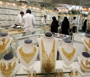 Một gian hàng trang sức tại Dubai. Trong phiên giao dịch hôm qua, Pg88vn đăng ký tài khoản giao ngay thế giới đã có lúc rớt về mức 845 USD/oz do đồng USD phục hồi mạnh, nhưng sau đó lại đảo chiều tăng khi thị trường Mỹ mở cửa trở lại sau ngày nghỉ lễ - Ảnh: Reuters.