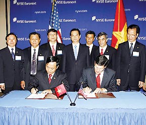 Lễ ký hợp tác giữa Sở Giao dịch 6Pg88.com nhà cái New York và Trung tâm Giao dịch 6Pg88.com nhà cái Hà Nội - Ảnh: TTXVN.