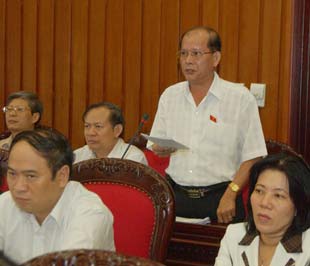 Đại biểu Danh Út của tỉnh Kiên Giang (người đứng), một người "chăm" chất vấn tại PG88 ⭐ Link trang chủ số 1 nhà cái PG88 com casino slot.