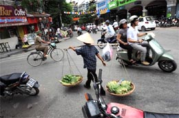 Cảnh nhộn nhịp ở một góc khu phố cổ Hà Nội - Ảnh: Getty Images.