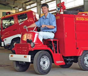 Ông Phạm Thời Nghĩa với chiếc xe chữa cháy mini chào hàng giá rẻ, chẳng ai chịu mua.