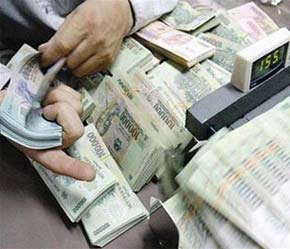 Dự kiến, nếu được Chính phủ chấp thuận một trong hai phương án trên, việc tăng lương tối thiểu sẽ được thực hiện vào đầu tháng 10/2007 - Ảnh: TP.