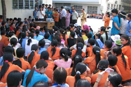 “Bộ luật Lao động đã tồn tại 15 năm và qua 3 lần sửa  đổi nhưng vẫn chưa đưa ra được giải pháp đột phá nào để giải quyết vướng mắc trong việc thực hiện “quyền đình công theo quy định pháp luật” của người lao động”.