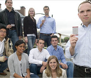 Các thạc sĩ Harvard và tấm thẻ thề sẽ giữ đạo đức trong PG88 Uy Tín Số 1 Việt Nam - Ảnh: NYT.