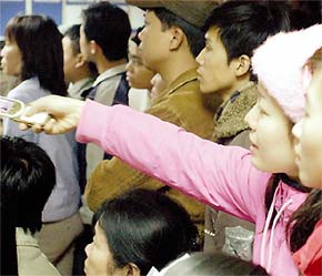 Nhiều nhà đầu tư đã lấy lại được tinh thần vào đợt cuối cùng của phiên giao dịch hôm nay - Ảnh: TP.