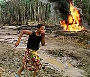 Tình hình bất ổn ở Nigeria là một trong những nguyên nhân khiến giá dầu thế giới tăng cao.