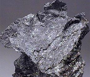 Tại Trung Quốc, tiêu thụ chì cho sản xuất bình ắc quy của ngành ôtô vẫn tăng cao.