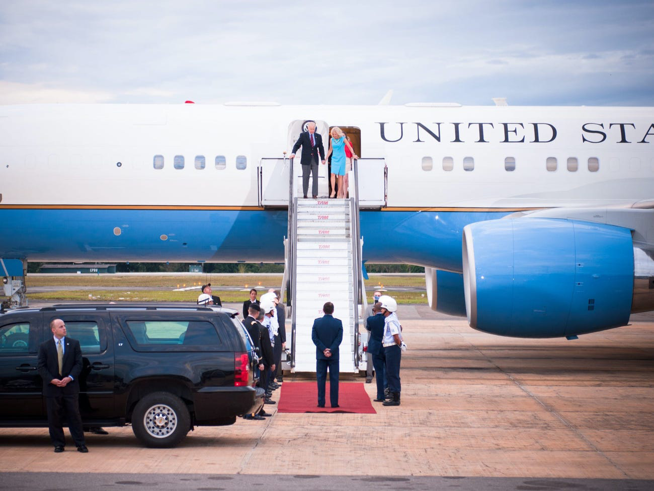 Cựu phó tổng thống Joe Biden và Đệ nhị phu nhân Jill Biden chuẩn bị bước xuống từ chiếc Không lực Hai - Ảnh: Getty Images