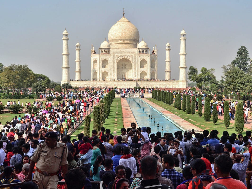 Theo CNN, năm 2018, Iăng mộ nổi tiếng Taj Mahal tại Agra, Ấn Độ đón hơn 6,5 triệu du khách - Ảnh: Getty Images