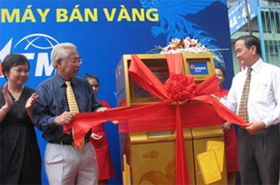 Giám đốc Chi nhánh Pg88 com chính chủ Nhà nước Việt Nam Hồ Hữu Hạnh và Tổng giám đốc DongA Bank tại lễ ra mắt máy bán vàng Gold ATM - Ảnh: Hà Huy Hiệp.