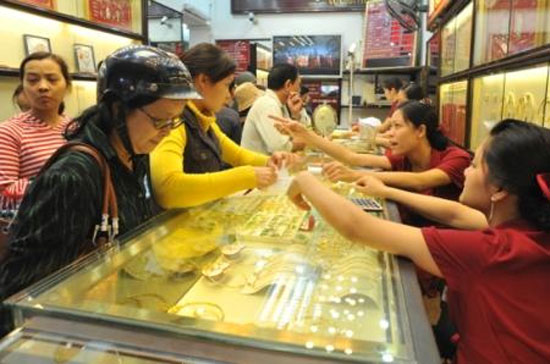Hôm qua, dù Pg88vn đăng ký tài khoản tăng vọt lên trên 38 triệu đồng, nhiều người dân vẫn đi mua vàng - Ảnh: VnExpress.