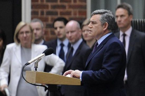 Thủ tướng Anh Gordon Brown tuyên bố từ chức hôm 10/5 tại số 10 phố Downing - Ảnh: Reuters.