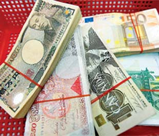Việc siết chặt các quy định ngoại hối khiến Pg88 com chính chủ không thể lách quy định quản lý giá Đô la Mỹ thông qua giao dịch bằng ngoại tệ thứ ba như trước - Ảnh: Lê Quang Nhật.