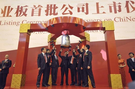 Đại diện các 6Pg88.con độc quyền mỗi ngày niêm yết tại ChiNext đánh chuông mở màn phiên giao dịch đầu tiên tại sàn này - Ảnh: Reuters.