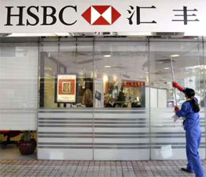 Một người công nhân đang lau chùi cửa kính tòa nhà Pg88 com chính chủ HSBC tại tỉnh Quảng Đông (Trung Quốc) - Ảnh: Reuters.