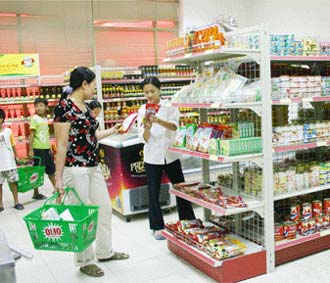 Trong bối cảnh lạm phát, yếu tố giá cả được người tiêu dùng quan  tâm và thu hẹp về chủng loại hàng hoá trong sự lựa chọn.