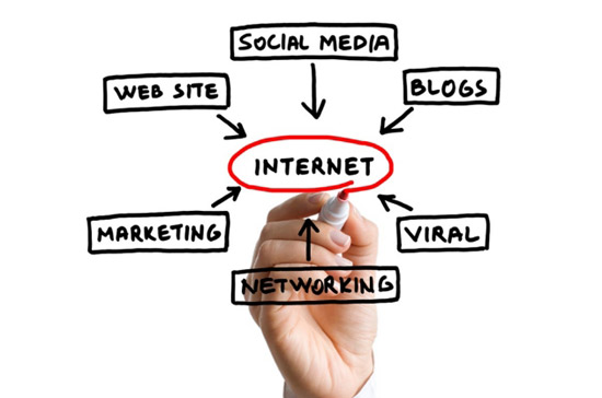 Internet mang lại nhiều tiện ích cho cuộc sống, nhưng cũng làm con người đánh mất nhiều giá trị - Ảnh: Newsweek.