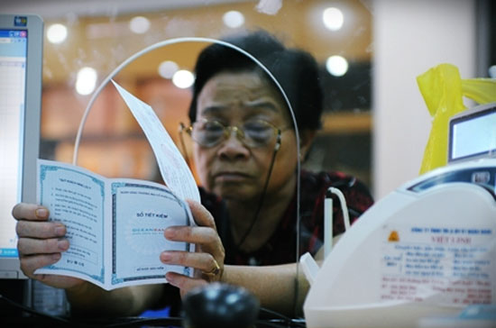 Nếu thực hiện nghiêm, người gửi tiền từ nay sẽ phải chấp nhận mức lãi suất tối đa 14%/năm thay vì có thể thỏa thuận từ 17% - 19%/năm như thời gian qua.
